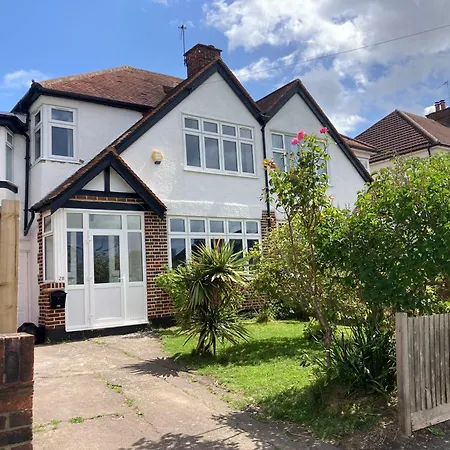 Highfield Home With Free Parkings, Surbiton, Kingston Upon Thames, Surrey, Greater London , Uk Exterior photo