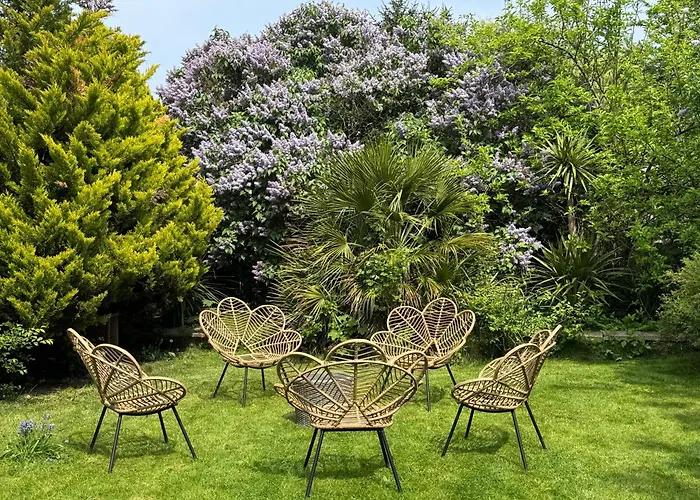 Highfield Home With Free Parkings, Surbiton, Kingston Upon Thames, Surrey, Greater London , Uk