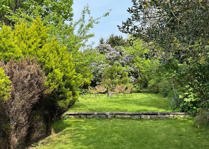 Highfield Home With Free Parkings, Surbiton, Kingston Upon Thames, Surrey, Greater London , Uk